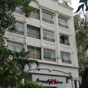 un edificio blanco alto con un letrero. en VITS Sharanam Thane, en Thane