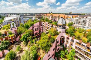 eine Luftansicht einer Stadt mit Gebäuden und Bäumen in der Unterkunft apartHOTEL Magdeburg in Magdeburg