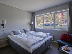 une chambre d'hôtel avec un lit et une fenêtre dans l'établissement Heimly Pensjonat, à Flåm