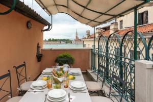 - une table sur un balcon avec vue sur la ville dans l'établissement Ca' Riva San Marco, à Venise