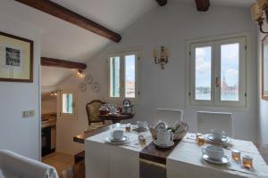 uma cozinha e sala de jantar com mesa e cadeiras em Ca' Riva San Marco em Veneza