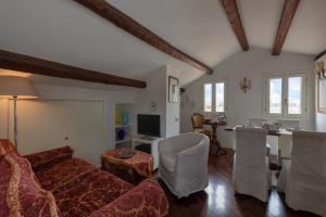 - un salon avec un canapé et une table dans l'établissement Ca' Riva San Marco, à Venise