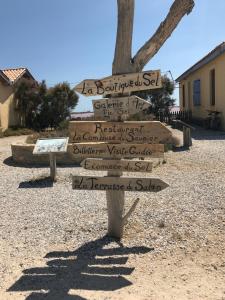 ein Wegweiser mitten auf einem Feld in der Unterkunft Résidence les jardins du phoebus appartement in Gruissan