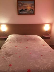 ein Schlafzimmer mit einem Bett mit roten Sternen darauf in der Unterkunft Résidence les jardins du phoebus appartement in Gruissan + 18 Fotos