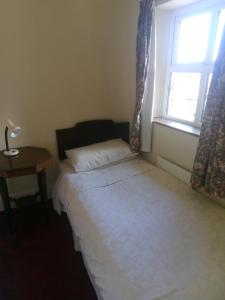 Uma cama ou camas num quarto em Fuchsia House Bed and Breakfast Connemara