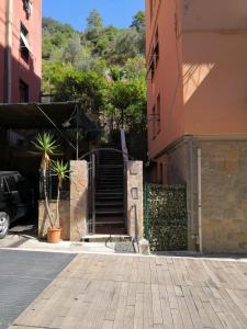 un escalier menant à un bâtiment avec une voiture dans l'établissement Albergo Al Carugio, à Monterosso al Mare