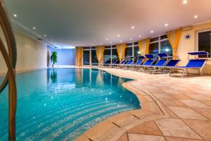 Swimming pool sa o malapit sa Hotel Kronhof