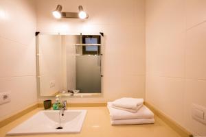Bilik mandi di Apartments La Caleta Sunrises