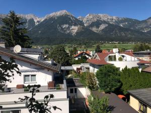 uitzicht op een stad met bergen op de achtergrond bij Citybergblick in Innsbruck