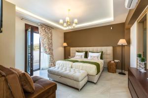 A bed or beds in a room at Ino Villa, Unique Group Gatherings, By ThinkVilla Még 33 kép