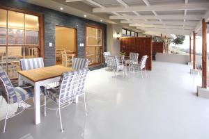 a dining room with a table and chairs at Curry's Post Bed & Breakfast in Curryʼs Post