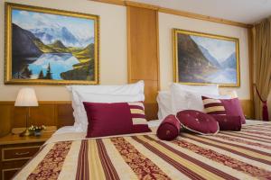 Postel nebo postele na pokoji v ubytování TOP HOTEL Praha