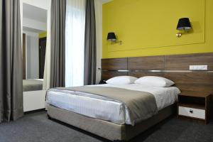 سرير أو أسرّة في غرفة في Hotel Garnet Tbilisi