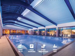 Bazén v ubytování Ramada Plaza by Wyndham Bucharest Convention Center nebo v jeho okolí