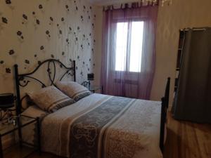 - une chambre avec un lit et une fenêtre dans l'établissement 34 Rue de la Coucouroune Gîte de la Coucouroune, à Soual