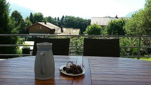 une bouteille de lait et une assiette de fruits sur une table dans l'établissement Ferienhaus Westerbuchberg, à Übersee