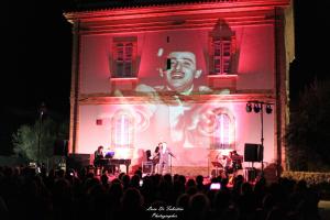 um grupo de pessoas em um palco à noite em Il Casino di Remartello em Loreto Aprutino