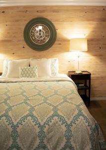 um quarto com uma cama com um relógio na parede em Winter Park charm em Orlando