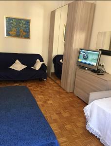 salon z kanapą i telewizorem z płaskim ekranem w obiekcie Appartamento - Casa vacanza Nonna Grazia w Rzymie