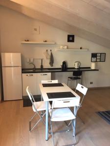 cocina con mesa y sillas en una habitación en Residenza Virgiliana Suite con terrazza en Mantova