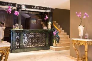 eine Treppe mit einem schwarzen Eisenzaun und rosa Blumen in der Unterkunft Hôtel Régent Contades in Straßburg + 46 Fotos