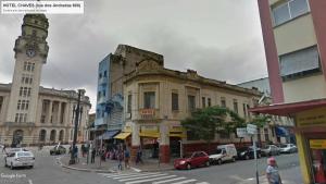 an old building with a clock tower on a city street at Hotel Chaves - Quartos Individuais in São Paulo
