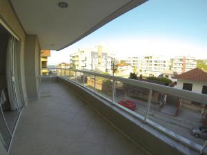 Balcony o terrace sa Ed Mônaco, 150 metros da praia de Bombas