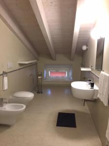 bagno con 2 lavandini, servizi igienici e specchio di Residenza Virgiliana Suite con terrazza a Mantova
