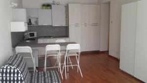 A kitchen or kitchenette at Gioel Studio Még 11 kép