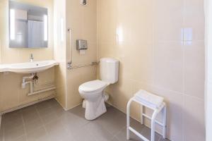 B&B HOTEL Orgeval tesisinde bir banyo