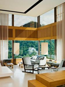 un soggiorno con molte finestre di The Upper House a Hong Kong