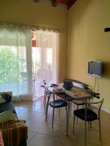 TV a/nebo společenská místnost v ubytování Appartamento in Residenza dei Limoni