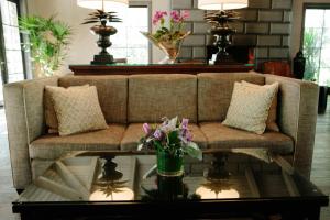 a living room with a couch and a table with flowers on it at Hotel Yountville in Yountville