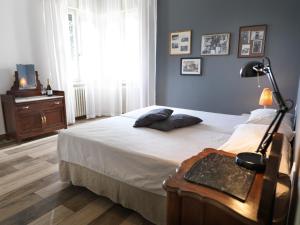 um quarto com uma cama e uma mesa com um candeeiro em GINEVRA'S COUNTRY HOME em Due Carrare