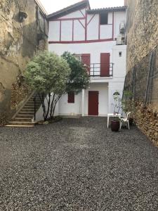 Afbeelding uit fotogalerij van Hôtel Des Arceaux in Saint-Sever