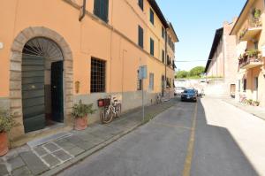 een steegje met een fiets geparkeerd naast een gebouw bij Casina Bella Di Lucca in Lucca