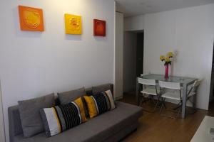 リスボンにあるNice Apartment Bairro Altoのリビングルーム(ソファ、テーブル付)