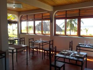 Reštaurácia alebo iné gastronomické zariadenie v ubytovaní SANJEELA-PLAGE COCO