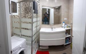 ベナルマデナにあるApartamentos Minerva JCの洗面台付きの浴室を撮影した女性
