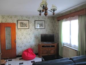 TV a/nebo společenská místnost v ubytování Maison de 2 à 6 personnes au bord de l'Hérault