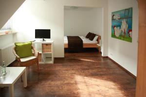ein Wohnzimmer mit einem Bett und einer Couch in der Unterkunft Pension Kerckenhof in Xanten + 19 Fotos