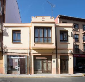 un bâtiment au coin d'une rue dans l'établissement Casa Manuela, à Astorga