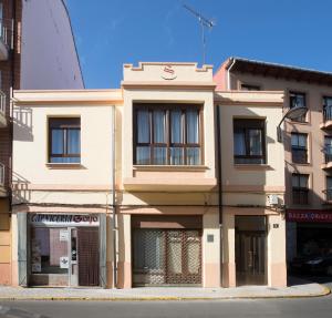 a building on the corner of a street at Casa Manuela in Astorga