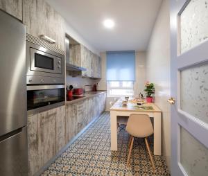 a small kitchen with a wooden table and a table sidx sidx sidx at Casa Manuela in Astorga