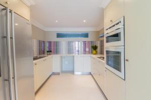 Η κουζίνα ή μικρή κουζίνα στο Villa Watsonia