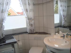 Koupelna v ubytování Fewo Jutta Bönisch + 27 fotografií