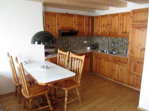 Kuchyň nebo kuchyňský kout v ubytování City-Center Apartments