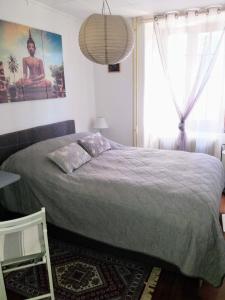 Ένα ή περισσότερα κρεβάτια σε δωμάτιο στο Chambres d'hôtes chez Pierrot et Flo