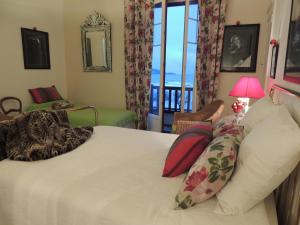 アンダイエにあるRêve d' Ocean Résidence Eskualduna b appt 113のベッドルーム1室(ベッド1台付)が備わります。