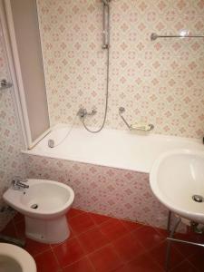 La salle de bains est pourvue d'une douche, de toilettes et d'un lavabo. dans l'établissement Apartment in Crans Montana Town Centre Mountain View, à Crans-Montana